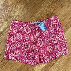 Light weight comfortable shorts with two pockets